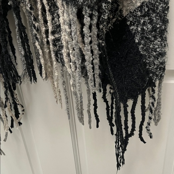 Woolrich Black Charcoal Light Gray Plaid Nubby Material Poncho Shrug - One Size - Picture 12 of 16